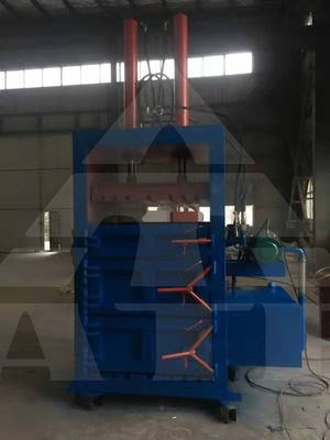 650 KG 용량 플라스틱 병 가방 캔 폐기물 발러 기계 고객 발 밀도