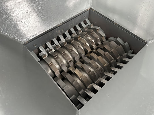 50kW 듀얼 샤프트 쉐레더 목재 팔렛 및 폐기물 금속/플라스틱 컨베이어 시스템